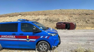 Karaman'da hafif ticari araç devrildi: 1 yaralı