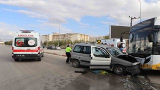 Karamanda halk otobüsü ile ticari araç kafa kafaya çarpıştı: 5 yaralı