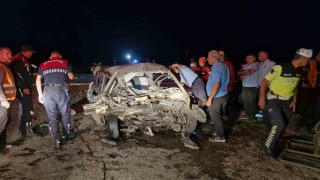 Karamanda iki otomobilin kafa kafaya çarpıştı: 1 ölü, 1 yaralı