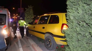 Karamanda kontrolden çıkan ticari taksi refüje çıktı: 2 yaralı