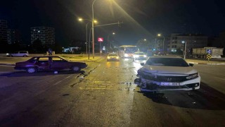 Karamanda otomobiller çarpıştı: 2 yaralı