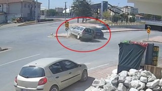 Karamanda ters yöne giren otomobil kazaya neden oldu