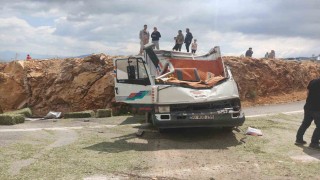 Karamanda yonca balyası yüklü kamyonet devrildi: 1 ölü, 1 yaralı