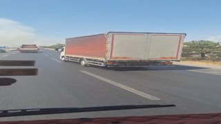 Karayolundaki otluk alanda çıkan yangın ormana sıçramadan söndürüldü
