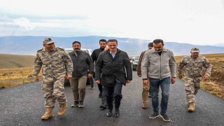 Kargapazarı Dağında Hava Radar Mevzi Komutanlığı yolu sıcak asfaltla yenileniyor