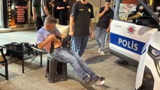 Karnından bıçakla yaralandı, polislere bağırıp yol ortasında soyundu