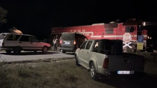 Kars-Akyaka yolcu treni arızalandı, hemzemin geçitte araç kuyruğu oluştu