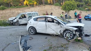 Karşı şeride geçen otomobil ortalığı savaş alanına çevirdi: 4 yaralı