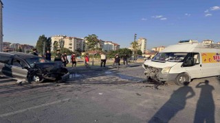 Karşı şeride geçen otomobil ticari araçla kafa kafaya çarpıştı: 1i ağır 2 yaralı