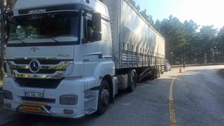 Karşı şeride savrulan dorse otomobile çarptı: 4 yaralı