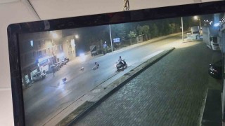 Karşıdan karşıya geçmeye çalışan çocuğa motosikletin çarptığı kaza kamerada