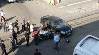 Karsta ilginç kaza: Otomobil ile motosiklet çarpıştı, sürücü motosikletini bırakıp kayboldu