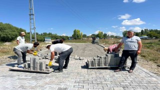 Kars'ta Üçpınar Köyünde yollar parke taşlarıyla yenileniyor