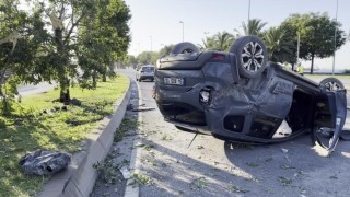 Kartalda direksiyon hakimiyetini kaybeden otomobil takla attı: 1 yaralı