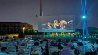 Kartepede açık havada sinema keyfi