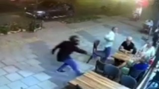 Kasklı şüpheli, tantunicide oturan şahsı vurdu