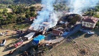 Kastamonuda 14 büyükbaş hayvanın telef olduğu yangın söndürüldü