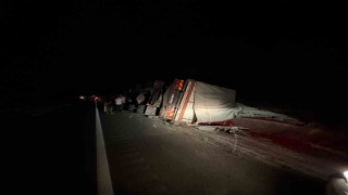 Kastamonuda devrilen kamyonun sürücüsü yara almadan kurtuldu