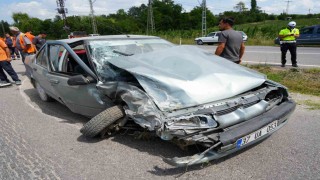 Kastamonuda otomobil ile kamyonet çarpıştı: 3 yaralı