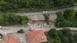 Kastamonu'da selde zarar gören köy yolları, kilometrelerce uzaktan taşınan kaya ve taşlarla onarılıyor