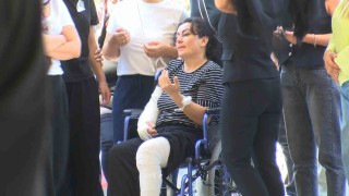 Katledilen baba ve oğlu defnedildi: Anne cenazeye tekerlekli sandalyeyle katıldı