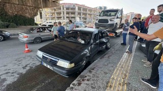 Kavşakta otomobil ile kamyonet çarpıştı: 1 yaralı