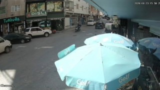 Kavşakta otomobilin motosiklete çarptığı kaza kamerada: 1 yaralı