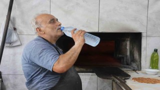 Kavurucu sıcakta ocak başında zorlu mesaiyi sürdüren fırıncılar günde 5 litreyi bulan su tüketiyorlar
