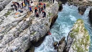 Kayalıklarda halatlı kurtarma