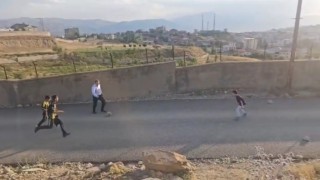 Kaymakam Volkan Hülür Yüksekovada sokakta maç yapan çocukların oyununa katıldı