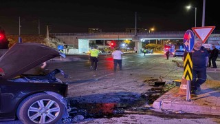 Kayseride kazaya karışan otomobil, çarpışmadan 200 metre sonra ancak durabildi: 1 yaralı
