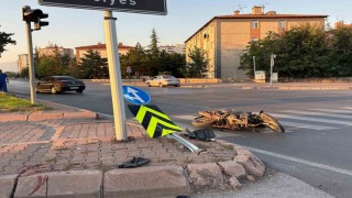 Kayseride otomobilin çarptığı motosiklet sürücüsü ağır yaralandı