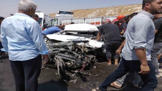 Kazada otomobilde sıkışan sürücü için zamanla yarıştılar