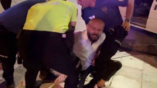 Kelepçe vuramazlar, imkansız dedi, kelepçelenip gözaltına alındı
