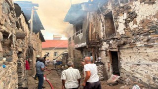 Kemaliye Kışlacık köyünde yangın: 8 ev zarar gördü