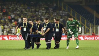 Kerem Aktürkoğlu, sahayı sedyeyle terk etti