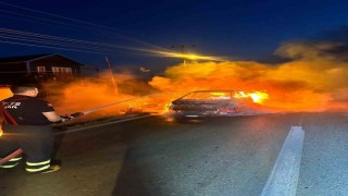 Keşanda alev topuna dönen otomobil kullanılamaz hale geldi