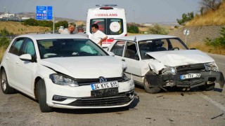 Kırıkkalede iki otomobil kafa kafaya çarpıştı: 5 yaralı