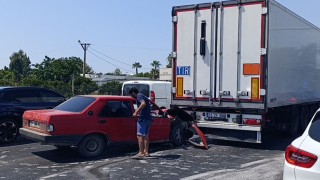 Kırmızı ışıkta duran tıra arkadan çarpan Tofaş hurdaya döndü: 1 yaralı