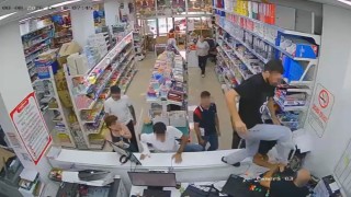 Kırtasiyeyi bastılar, sahibine tekme tokat saldırdılar: O anlar kamerada