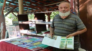 Kızıl Vadide 30 yıldır turistlere 15 farklı dilde Kuran-ı Kerim meali dağıtıyor