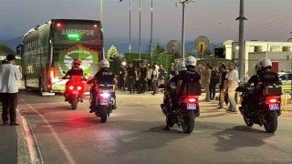 Kocaelispor- Amed SF maçı öncesi takımlar stada geldi