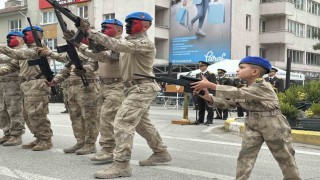 Komandoların gösterisine eşlik eden minik asker izleyenleri mest etti