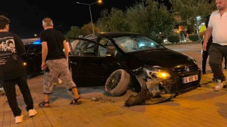 Kontrolden çıkan araç iki otomobile çarptı: 2 yaralı