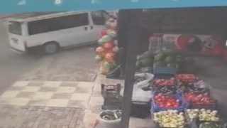 Kontrolden çıkan minibüs evin bahçesine düştü: O anlar kamerada