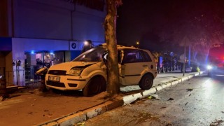 Kontrolden çıkan otomobil ağaca çarparak durabildi: 1 yaralı