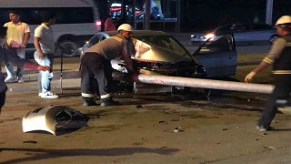 Kontrolden çıkan otomobil aydınlatma direğini devirdi: 1 yaralı