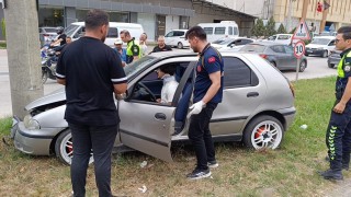 Kontrolden çıkan otomobil beton direğe çarptı: 1 yaralı