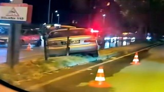 Kontrolden çıkan otomobil orta refüje çıktı