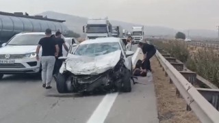 Kontrolden çıkan otomobil tıra ve bariyerlere çarptı: 3 yaralı